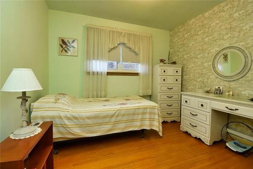 212 West 33Rd Street, Hamilton, ON - Indoor Photo Showing Bedroom