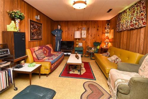 212 West 33Rd Street, Hamilton, ON - Indoor Photo Showing Living Room