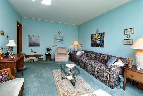 212 West 33Rd Street, Hamilton, ON - Indoor Photo Showing Living Room