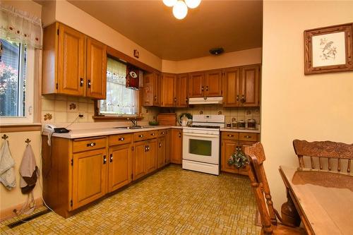 212 West 33Rd Street, Hamilton, ON - Indoor Photo Showing Kitchen