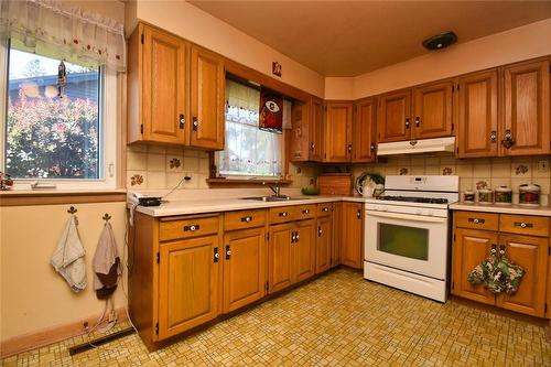 212 West 33Rd Street, Hamilton, ON - Indoor Photo Showing Kitchen