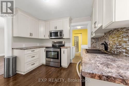 5419 Maple Street, Niagara Falls, ON - Indoor Photo Showing Kitchen With Double Sink