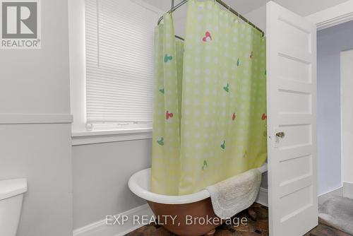 5419 Maple Street, Niagara Falls, ON - Indoor Photo Showing Bathroom