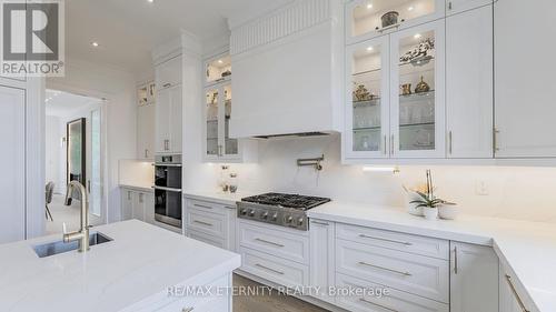 22 Sanderson Crescent, Richmond Hill (North Richvale), ON - Indoor Photo Showing Kitchen With Double Sink With Upgraded Kitchen