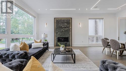 22 Sanderson Crescent, Richmond Hill (North Richvale), ON - Indoor Photo Showing Living Room