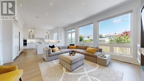 22 Sanderson Crescent, Richmond Hill (North Richvale), ON - Indoor Photo Showing Living Room