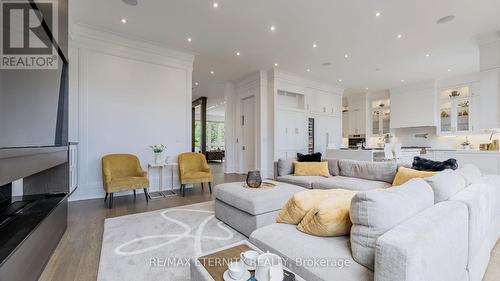 22 Sanderson Crescent, Richmond Hill (North Richvale), ON - Indoor Photo Showing Living Room