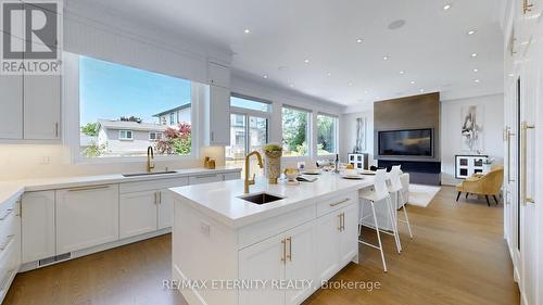 22 Sanderson Crescent, Richmond Hill (North Richvale), ON - Indoor Photo Showing Kitchen With Upgraded Kitchen