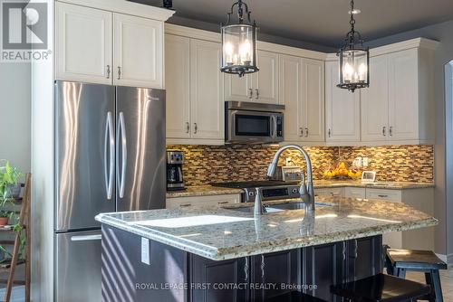 29 Stapleton Place, Barrie (Ardagh), ON - Indoor Photo Showing Kitchen With Double Sink With Upgraded Kitchen