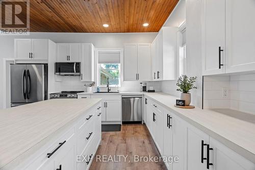 191 Catherine Street, North Middlesex (Parkhill), ON - Indoor Photo Showing Kitchen With Upgraded Kitchen