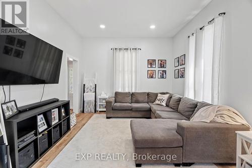 191 Catherine Street, North Middlesex (Parkhill), ON - Indoor Photo Showing Living Room