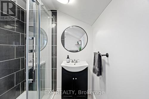 191 Catherine Street, North Middlesex (Parkhill), ON - Indoor Photo Showing Bathroom