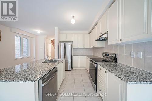 31 Ducharme Drive, Richmond Hill, ON - Indoor Photo Showing Kitchen With Double Sink With Upgraded Kitchen