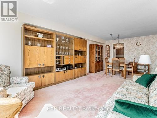 811 - 250 Davis Drive, Newmarket (Central Newmarket), ON - Indoor Photo Showing Living Room