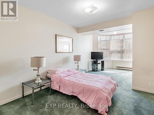 811 - 250 Davis Drive, Newmarket (Central Newmarket), ON - Indoor Photo Showing Bedroom