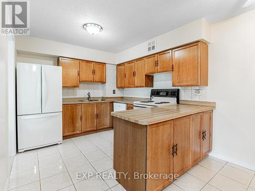 811 - 250 Davis Drive, Newmarket (Central Newmarket), ON - Indoor Photo Showing Kitchen With Double Sink