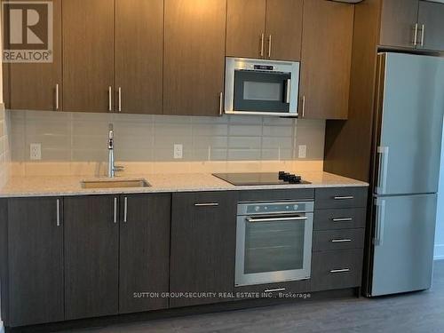 1913 - 2550 Simcoe Street N, Oshawa, ON - Indoor Photo Showing Kitchen