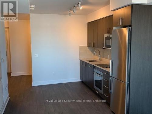 1913 - 2550 Simcoe Street N, Oshawa, ON - Indoor Photo Showing Kitchen