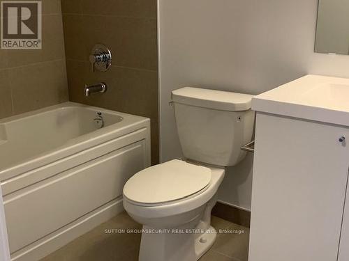 1913 - 2550 Simcoe Street N, Oshawa, ON - Indoor Photo Showing Bathroom