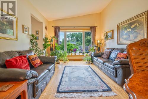 131 Meadowlark Drive, Hamilton (Bruleville), ON - Indoor Photo Showing Living Room