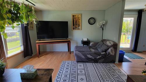 450 No 9 Hwy Highway, Winnipeg Beach, MB - Indoor Photo Showing Living Room