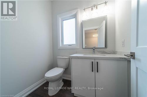 7903 Mulhern Street, Niagara Falls, ON - Indoor Photo Showing Bathroom