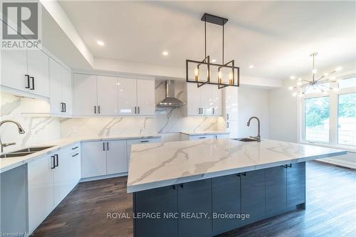 7903 Mulhern Street, Niagara Falls, ON - Indoor Photo Showing Kitchen With Double Sink With Upgraded Kitchen