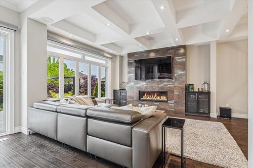 44 Riesling Court, Hamilton, ON - Indoor Photo Showing Living Room With Fireplace