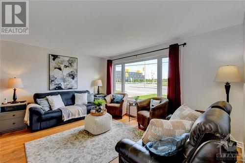 2455 Walkley Road, Ottawa, ON - Indoor Photo Showing Living Room