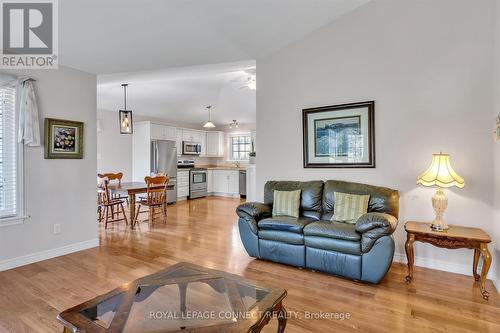 94 - 301 Carnegie Avenue, Peterborough, ON - Indoor Photo Showing Living Room