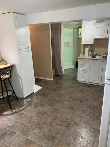 407 18Th Street, Brandon, MB - Indoor Photo Showing Kitchen