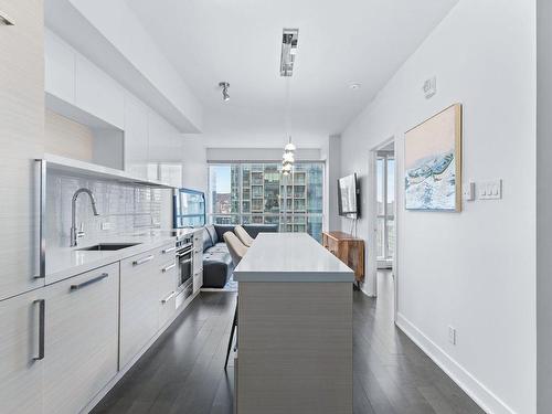 Living room - 2707-1050 Rue Drummond, Montréal (Ville-Marie), QC - Indoor Photo Showing Kitchen With Upgraded Kitchen