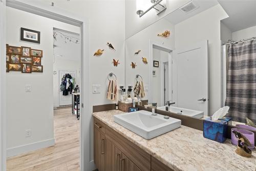 932 Mt Ida Drive, Vernon, BC - Indoor Photo Showing Bathroom