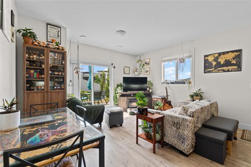 932 Mt Ida Drive, Vernon, BC - Indoor Photo Showing Living Room