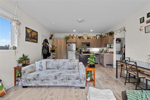 932 Mt Ida Drive, Vernon, BC - Indoor Photo Showing Living Room