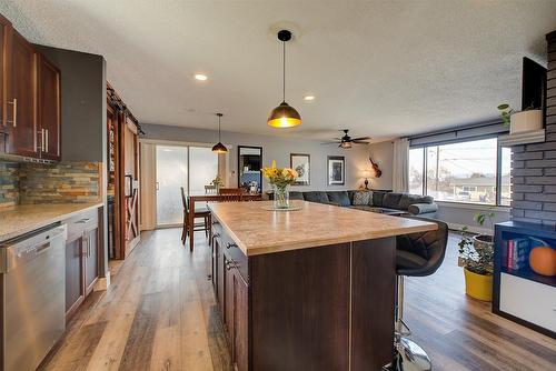 520 Keithley Road, Kelowna, BC - Indoor Photo Showing Kitchen With Upgraded Kitchen