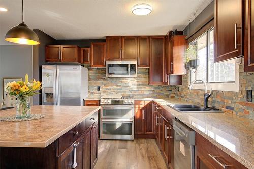 520 Keithley Road, Kelowna, BC - Indoor Photo Showing Kitchen With Double Sink With Upgraded Kitchen