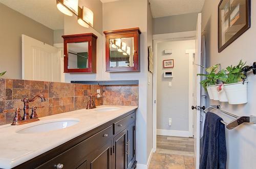 520 Keithley Road, Kelowna, BC - Indoor Photo Showing Bathroom