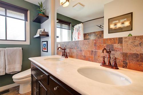 520 Keithley Road, Kelowna, BC - Indoor Photo Showing Bathroom