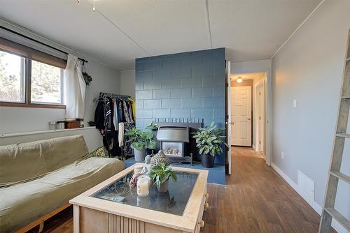 520 Keithley Road, Kelowna, BC - Indoor Photo Showing Living Room With Fireplace