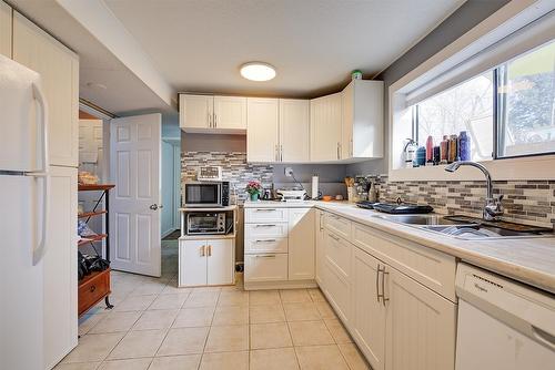 520 Keithley Road, Kelowna, BC - Indoor Photo Showing Kitchen With Double Sink