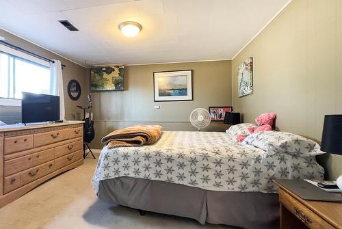 520 Keithley Road, Kelowna, BC - Indoor Photo Showing Bedroom