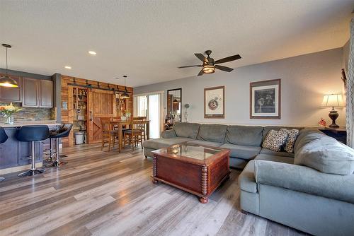 520 Keithley Road, Kelowna, BC - Indoor Photo Showing Living Room