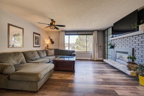 520 Keithley Road, Kelowna, BC - Indoor Photo Showing Living Room With Fireplace