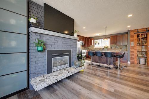 520 Keithley Road, Kelowna, BC - Indoor Photo Showing Living Room With Fireplace