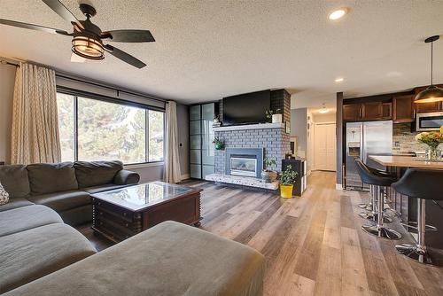 520 Keithley Road, Kelowna, BC - Indoor Photo Showing Living Room With Fireplace