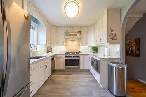 2322 Maundrell Avenue, Armstrong, BC - Indoor Photo Showing Kitchen With Upgraded Kitchen