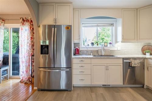 2322 Maundrell Avenue, Armstrong, BC - Indoor Photo Showing Kitchen