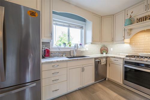 2322 Maundrell Avenue, Armstrong, BC - Indoor Photo Showing Kitchen With Upgraded Kitchen