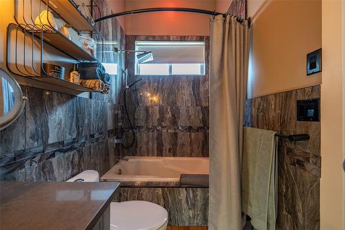 2322 Maundrell Avenue, Armstrong, BC - Indoor Photo Showing Bathroom